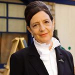 Norma retorna com postura severa