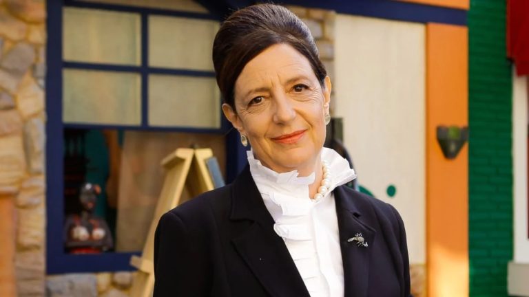 Norma retorna com postura severa