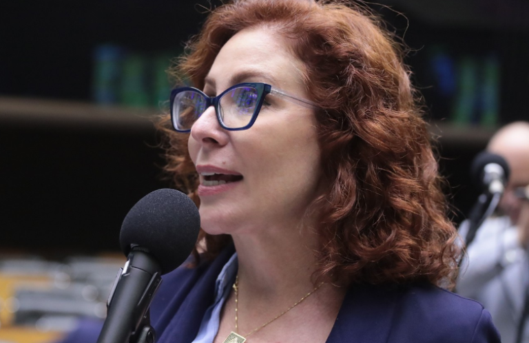 O mundo dá voltas: Carla Zambelli disse que Lula fugiria