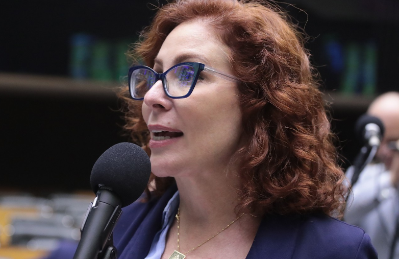O mundo dá voltas: Carla Zambelli disse que Lula fugiria
