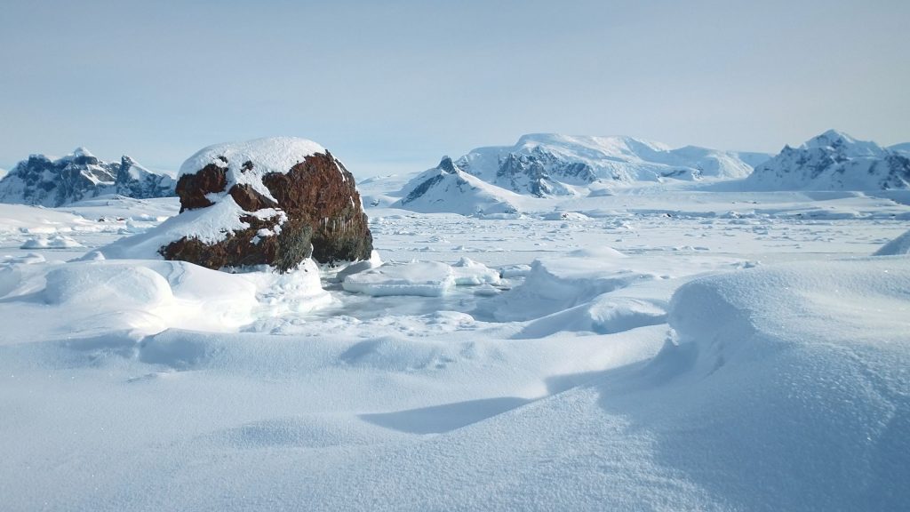 O passado e as montanhas escondidos no gelo da Antártica