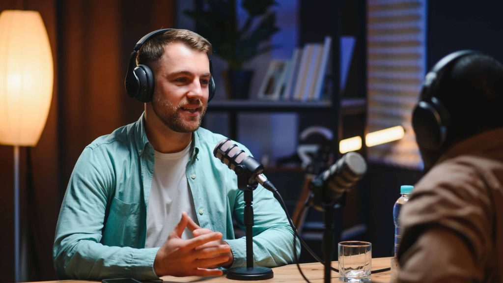O que é podcast? Entenda como funciona o formato e