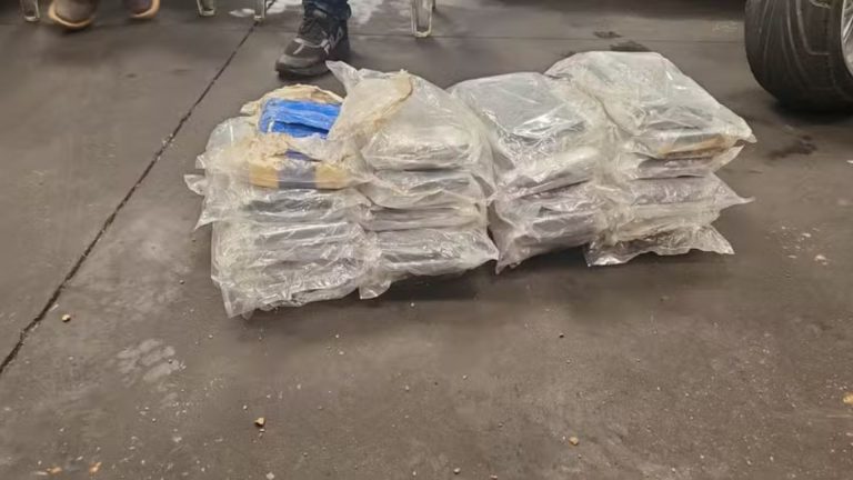 PRF apreende 21 tabletes de droga dentro do tanque de