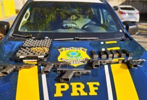 PRF apreende armas e munições de uso restrito em ônibus