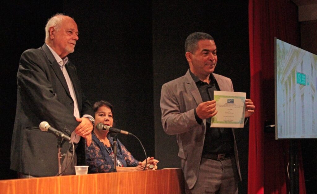 Paulo Rodrigues: Guardar a poesia como um patuá
