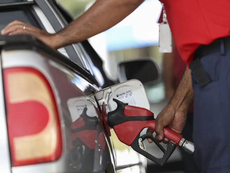Petrobras anuncia redução de 5,6% no preço da gasolina entregue