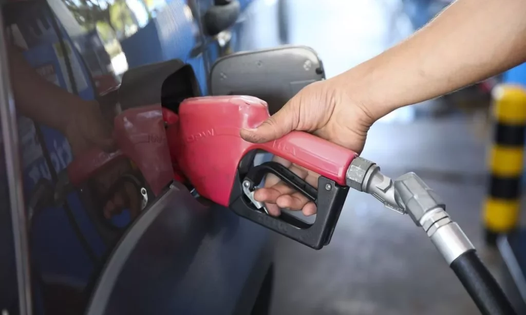 Petrobras reduz preço da gasolina em 5,6% para distribuidoras