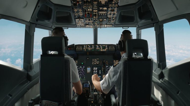 Piloto de avião precisa de CNH? Saiba quais os documentos
