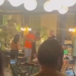 Policiais militares discutem e sacam armas dentro de restaurante em