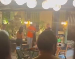 Policiais militares discutem e sacam armas dentro de restaurante em