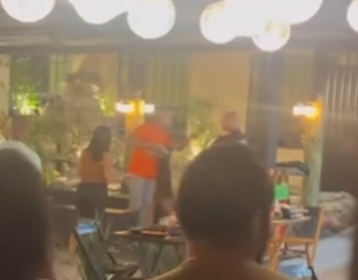 Policiais militares discutem e sacam armas dentro de restaurante em