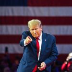 Por que a tela do celular de Trump viralizou?