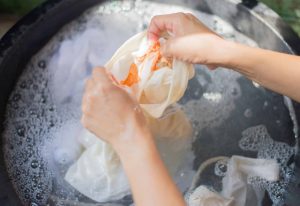 Por que misturar produtos de limpeza é perigoso para a