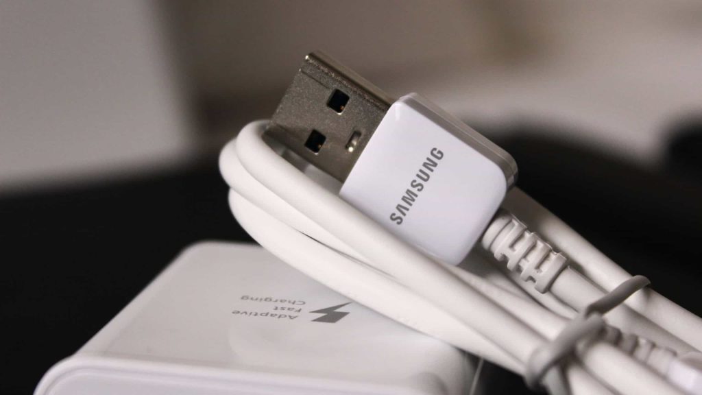 Por que os cabos e pen drives USB tem dois