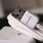 Por que os cabos e pen drives USB tem dois