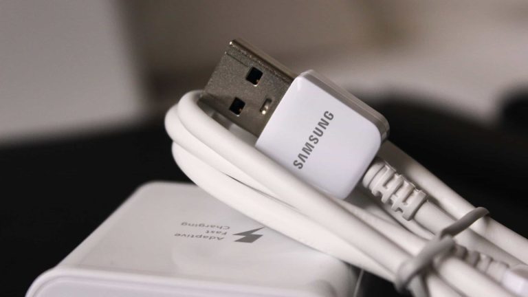 Por que os cabos e pen drives USB tem dois