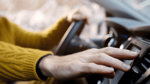 Por que usar o ar-condicionado do carro mesmo no frio?