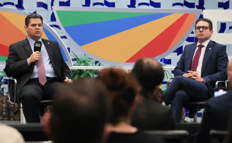 Presidentes da Câmara e do Senado desistem de confrontar Dino