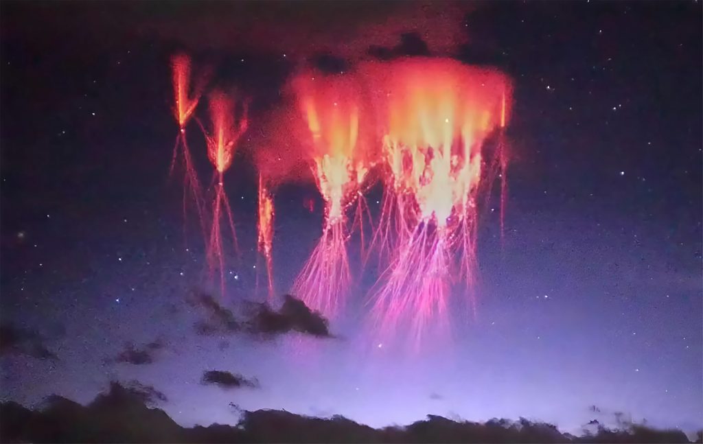 “Relâmpago” vermelho raro acima das nuvens é fotografado na China