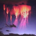 “Relâmpago” vermelho raro acima das nuvens é fotografado na China