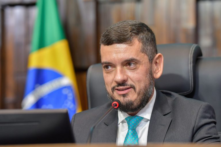 Rodrigo Bacellar retoma comando da Alerj e afirma que acordos