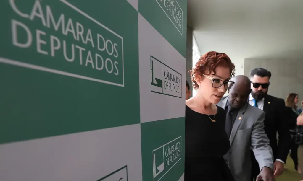 STF julga recurso de Carla Zambelli após fuga e pode