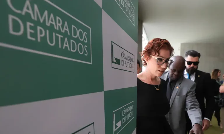 STF julga recurso de Carla Zambelli após fuga e pode