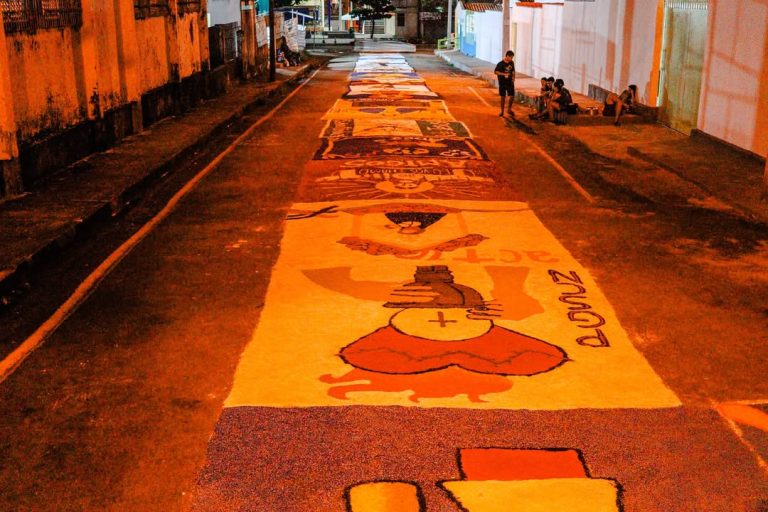 Santuário de Nazaré confecciona o tradicional Tapete de Corpus Christi