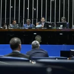 Senado aprova em votação apertada projeto que aumenta número de