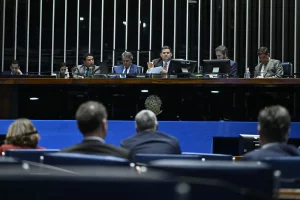 Senado aprova em votação apertada projeto que aumenta número de