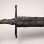 Símbolos gravados em espada medieval de quase mil anos são