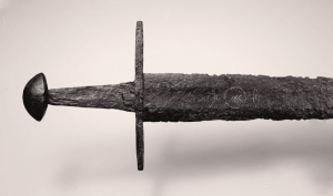 Símbolos gravados em espada medieval de quase mil anos são
