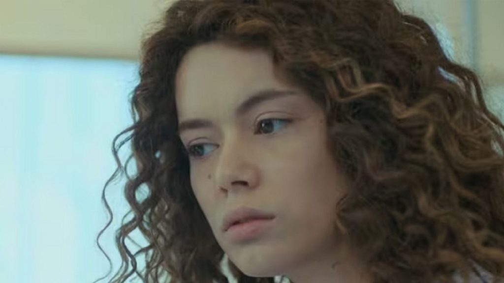 Sirin surta e pragueja contra toda a família