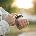 Smartwatch pode ser arma para hackers violarem computadores, diz estudo