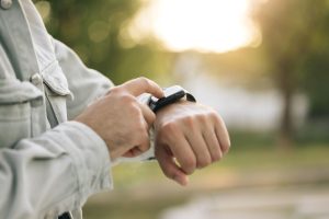 Smartwatch pode ser arma para hackers violarem computadores, diz estudo
