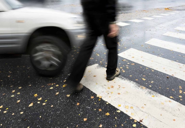 Sons de carros elétricos criam perigo a pedestres; entenda motivo