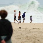 Temperatura cai no Rio, com ventania e mar de ressaca