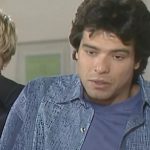 Téo conta a Raul que Alexandre morreu
