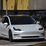 Tesla estreia serviço de robotáxis nos EUA com tarifa fixa