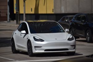 Tesla estreia serviço de robotáxis nos EUA com tarifa fixa