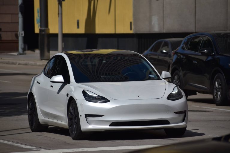 Tesla estreia serviço de robotáxis nos EUA com tarifa fixa