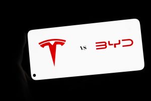 Tesla x BYD: quem está melhor no impacto ambiental?