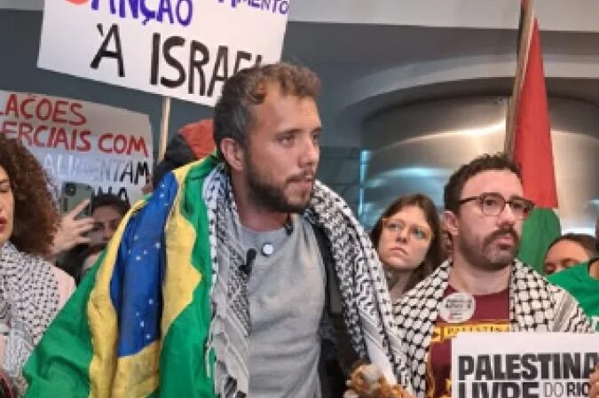 Thiago Ávila chega ao Brasil após ser preso por Israel