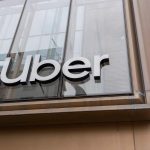 Uber cobra mais dos clientes e paga menos aos motoristas,