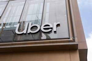 Uber cobra mais dos clientes e paga menos aos motoristas,