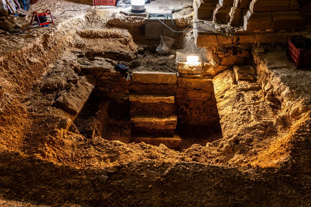 Uma tumba selada há 400 anos foi encontrada na França.