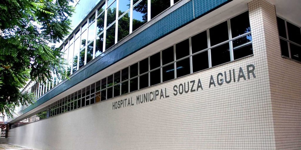 Unidades de saúde do Rio terão placas com textos críticos