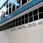 Unidades de saúde do Rio terão placas com textos críticos