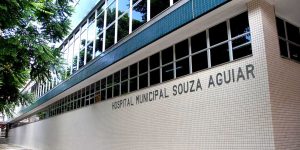 Unidades de saúde do Rio terão placas com textos críticos