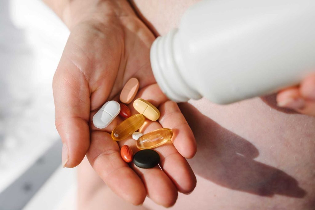 Uso de antibióticos causa efeito inesperado em bactérias, alerta estudo